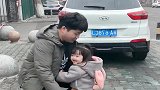 女儿一出门，就要爸爸抱，面对小情人的撒娇，爸爸真的拒绝不了！