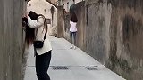 哥们，看着点大姐，不要乱来啊！