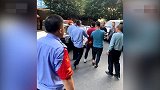 【广东】男子当街尾随并强行抱走女孩 警方：意图猥亵未遂