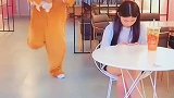 你喝的奶茶被人换成了一只狗狗，你会扔掉吗？