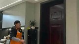 海军弟弟四年来第一次回家探亲