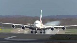 近距离观看A380客机降落，这着陆好像不太稳啊