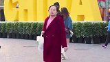 三里屯街拍：过膝长靴大行其道的冬季，长袜配运动鞋个性更时尚