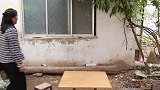 小朱听说邻居来看笑话，非要去找人家，真是好事不出门坏事传千里