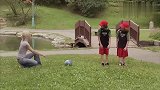 国外恶搞：路人帮忙踢足球,一脚下去却尴尬了,这球看来是飘了