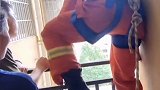 孕妇坐高层露台 危急时刻消防一把抱住救回 消防救援 致敬消防英雄