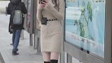 大家都穿羽绒服，穿短裙。是不是很秀？