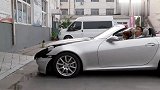 石五撞坏了高档跑车，修车费就要五万块，石五根本拿不出这些钱