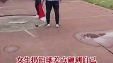 女生扔铅球差点砸到自己，幸亏老师反应迅速