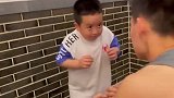 当小朋友见到肌肉猛男 然后摸了摸自己肚肚的肥肉
