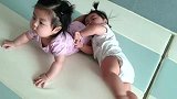双胞胎妹妹：“妈妈救我，我的头下面有东西！”