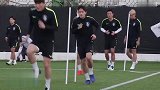 韩国轻松备战1/4决赛 全队围圈互相鼓劲加油