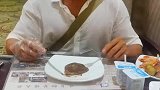 前世是梁山好汉吧，牛排就要这样吃才豪爽