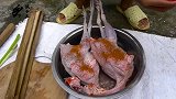 烤了两只土鸡，美女帮忙烤了很久，奖励她一个大鸡腿