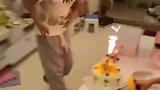 弟弟过生日时虔诚的许愿把姐姐逗笑