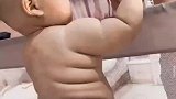 小朋友为了吃到香肠也是太努力了