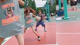 美女打篮球！非常赞的技术 全都被大长腿吸引了