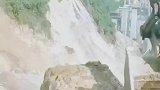 挖机将巨石推下山坡，下一秒司机急了