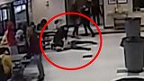 美国一学校食堂发生冲突 女学生被警察跪压在地