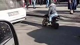 男子开着摩托车还没满月就出来跑