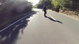 山地公路上的急速滑板惊险刺激