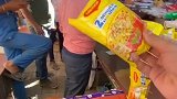 印度版煮方便面，小哥一顿操作征服中国游客的胃！