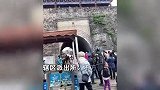 多名网友称老人在大理古城上撒钱，引无数游客围观抢夺，现场曝光！