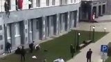 俄罗斯：一大学发生枪击案致8人死亡，学生惊恐跳窗求生
