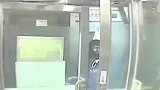 男子全神贯注的撬着ATM机，全然不知民警就站在自己的身后看着！