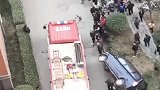 陕西西安：小区突发火灾消防通道被占！居民合力掀翻私家车