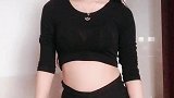 超短裤美女好身材的优点，就是随便穿什么衣服都可以那么美