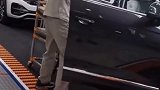 线上维修汽车门缝，直接大力出奇迹，不狠心修不好！