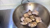 肘子简单好吃的家常做法,家常冰糖红烧肘子,猪肘软烂脱骨特别香