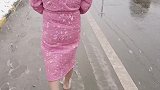 这美女厉害走雪路上