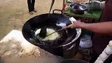 这手艺真绝了，一团碾碎的糯米放油锅里，不一会儿就被玩成球