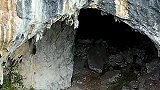 悬崖峭壁中间有个洞，洞口砌有防御墙，人是怎么上去的？