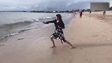 姑娘跟海浪玩起来了,配合还蛮默契的