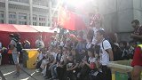 体坛直击-五星红旗现身卢日尼基体育场外 中国球迷为德国队加油