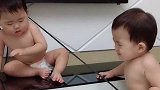双胞胎宝宝一起扯电视线，这胆子真大，也不知道爸爸回来了会怎样