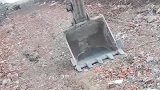男子开挖掘机经过一条路，路面居然很有弹性