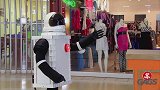 外国商场惊现神奇的一幕，机器人单膝跪地，简直太搞笑了！