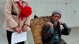 爷爷背上的不是小猪是骄傲