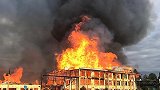 美国一在建海滨公寓发生火灾 整栋楼被大火吞没燃烧3小时成灰烬