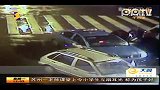 监拍的哥深夜街头疑遭交管员毒殴