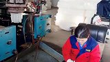 机械制作出的塑料桶，还需要人工再次修边，果然机械不是万能的！