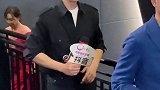 朱一龙 出席电影峰爆 映后，龙哥听到有人喊他立刻回头那一刻有被帅到 娱乐评论大赏