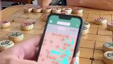 小伙用手机开外挂，下棋真的把爷爷给难住了