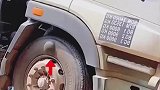 货车轮胎鼓包男子用针扎破，这个行为实在是太危险