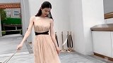 穿着仙女裙的小姐姐气质真优雅，精致的穿搭总能让人过目难忘！