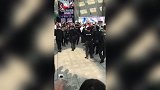 【PP体育在现场】篮球世界杯现场冲突！黄牛党搞事被安保抬走
